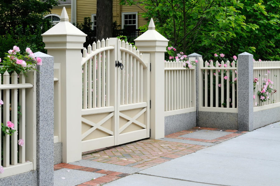 Ворота и калитка из белого ПВХ на въезде частного дома