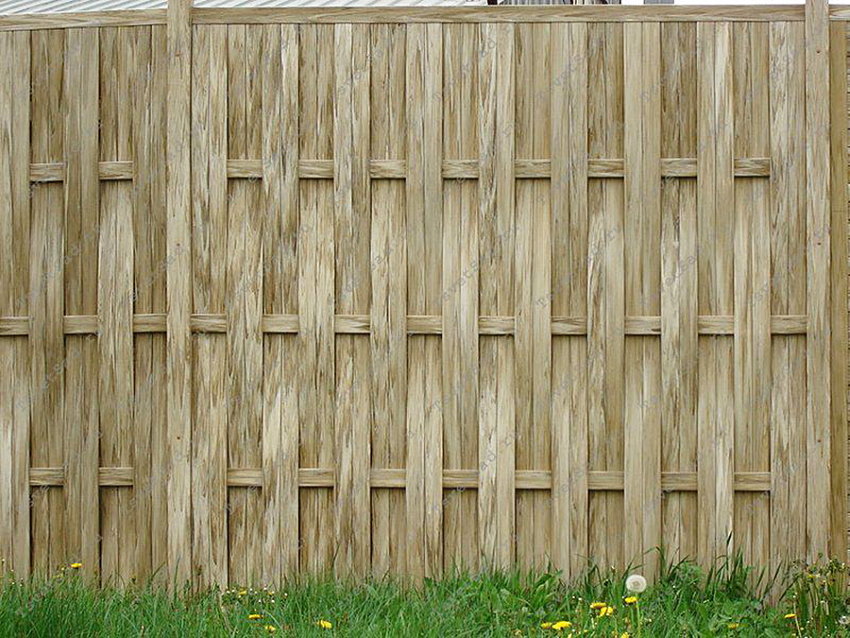 Пластиковый забор серо-коричневого цвета под плетень