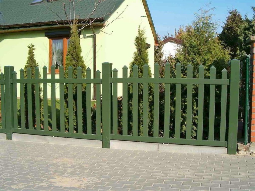 Невысокий забор из зеленого пластика