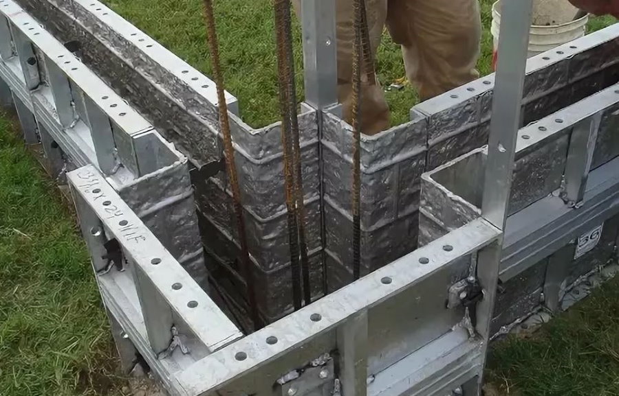 Опалубка для отливки монолитного бетонного забора