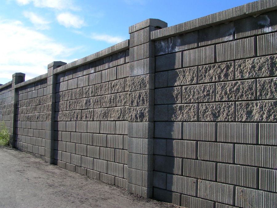 Глухой забор из отдельных бетонных блоков