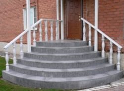 Бетонная лестница отлично подходит для оборудования входа в частный дом благодаря своей прочности и долговечности