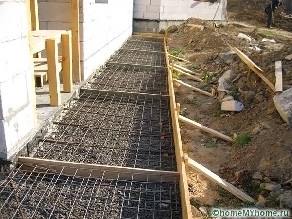 Перед тем, как выполнять заливку бетонной смесью, необходимо уложить арматурные пруты