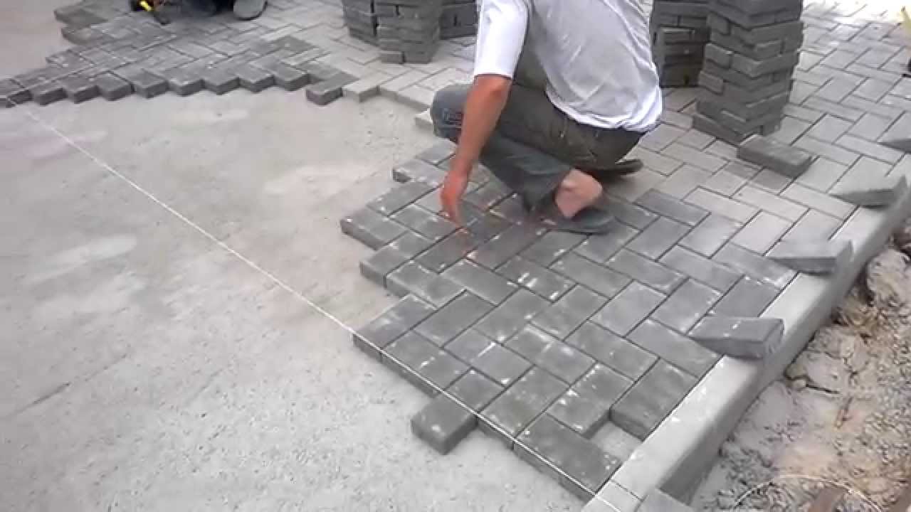 Как класть тротуарную плитку на бетонное основание. Укладка гранитной брусчатки технология. Тротуарная плитка на бетонное основание. Брусчатка на бетонное основание. Укладка плитки на бетонную плиту.