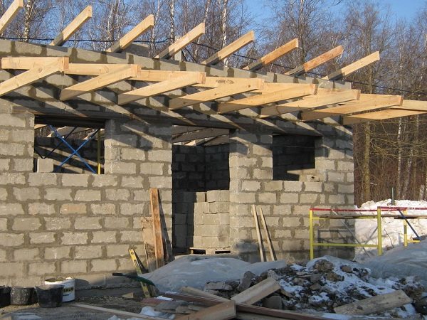 Строительство дома из пенобетонных блоков начинается с расчета количества необходимых материалов для его возведения