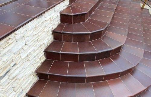 Крыльцо полукругом из бетона облицованное керамической плиткой