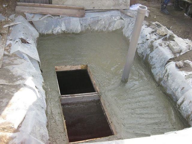 Заливка армированной бетонной стяжки перекрытия погреба. Обязательно оставляется проем для люка
