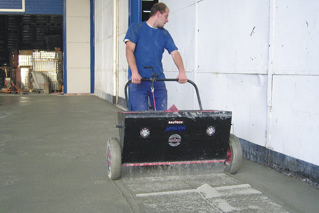 Использование специальных тележек-дозаторов позволяет добиться максимальной равномерности распределения топпинга по поверхности бетона.