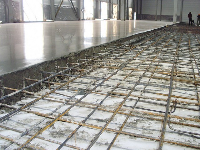 Никакое упрочнение бетонного пола не даст ожидаемого результата, если не было выполнено правильное армирование стяжки.