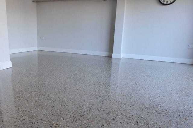 Упрочнённые шлифованные бетонные полы зачастую становятся отличной альтернативой более дорогим наливным полимерным покрытиям