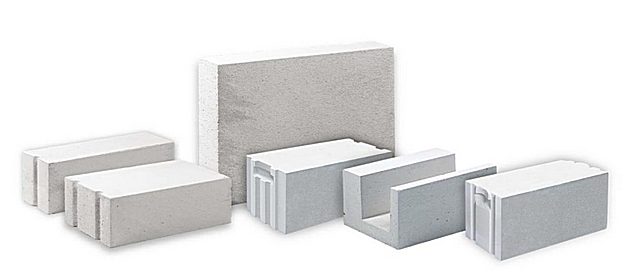 Газобетонные блоки могут быть просто в форме прямоугольного параллелепипеда, или иметь пазы и гребни для стыковки во время кладки, «ручки» для облегчения переноски. Выпускаются и специальные формы –например, U-образные, для заливки бетонного армопояса.
