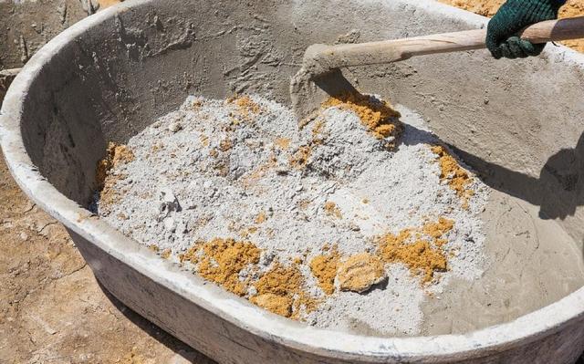 Приготовление раствора с цементом просто «по наитию», или как говорят – «на глаз», запросто может привести к различным ненужным крайностям.