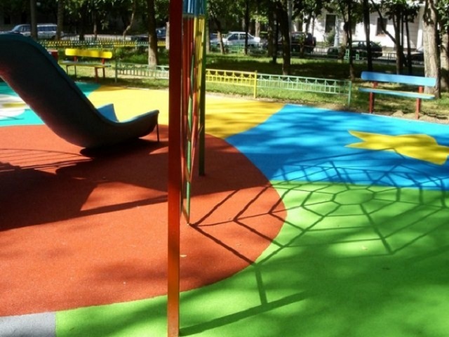 Разнообразные расцветки и возможность нанесение краски на различные материалы, в том числе на асфальтированные поверхности, позволяет сделать детские площадки яркими и красивыми