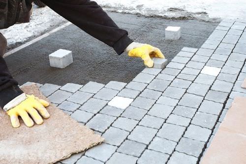 Укладка тротуарной плитки на придомовой или дачной территории способна стать хорошим вариантом замены брусчатки